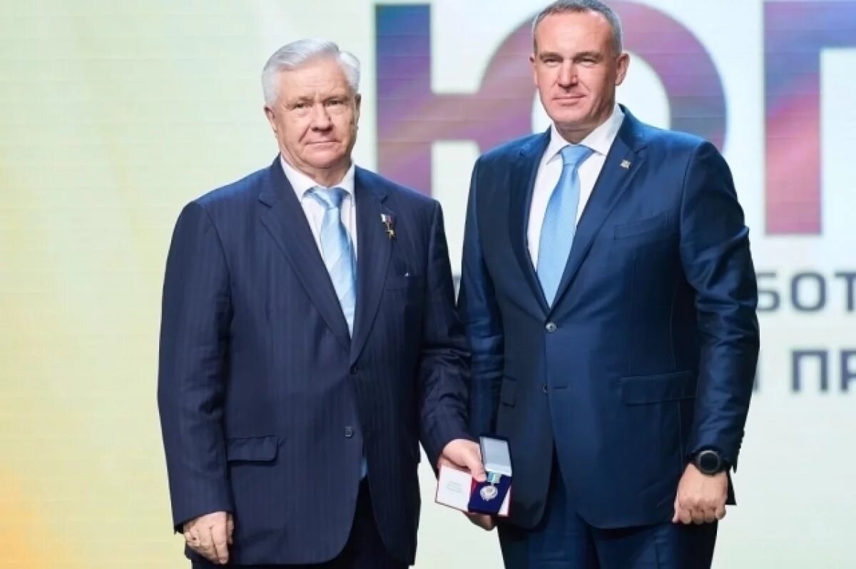    Руслан Кухарук вручил награду гендиректору предприятия Владимиру Богданову.