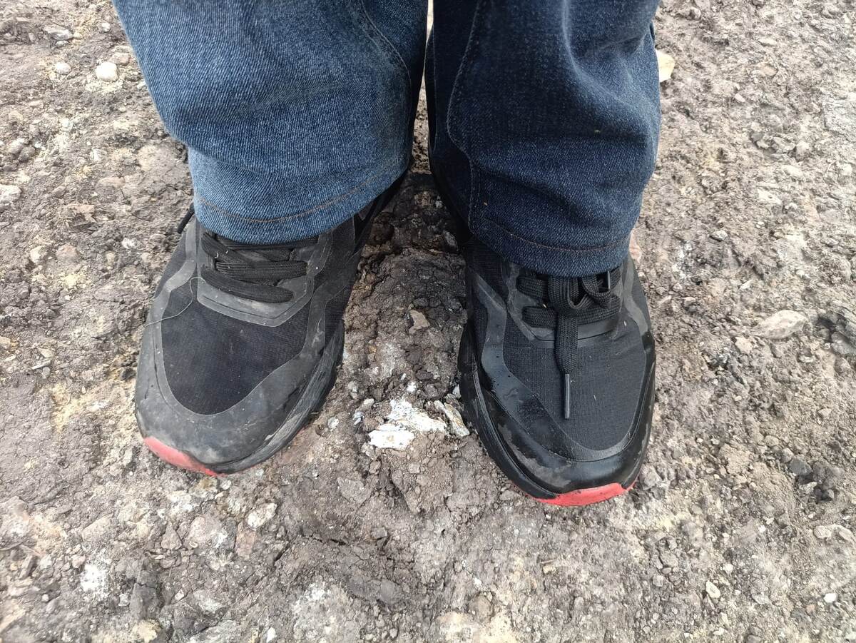 Так сказать - подмочила, малость, свою репутацию