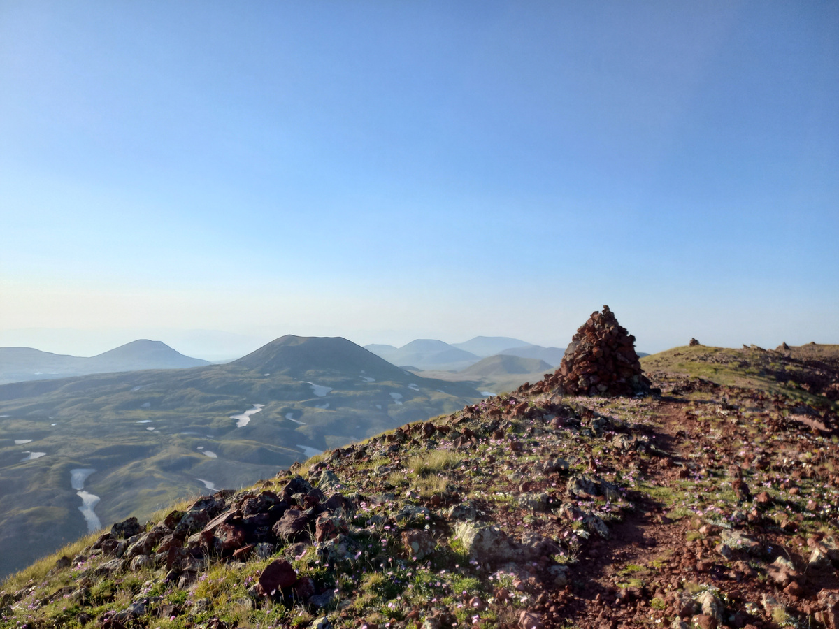 Вершина и горы рядом 