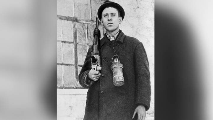  Алексей Григорьевич Стаханов (1906–1977) — шахтер. Добыв за одну смену 102 тонны угля, он установил рекорд, который положил начало движению, развернувшемуся по всему Советскому Союзу и получившему в его честь название «стахановское» / Фото: РИА Новости