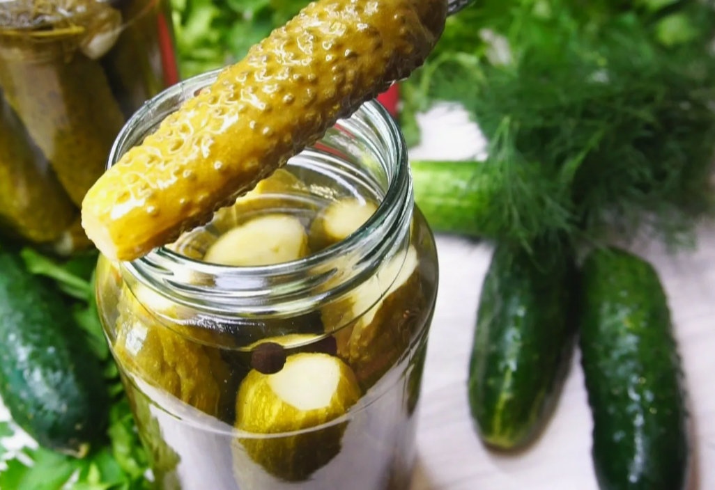 Как мариновать огурцы в банках хрустящие.
