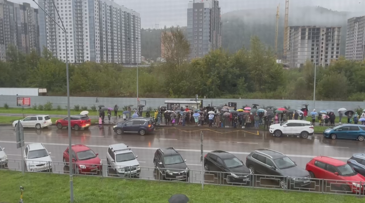     В красноярских «Тихих Зорях» собираются огромные очереди на остановках