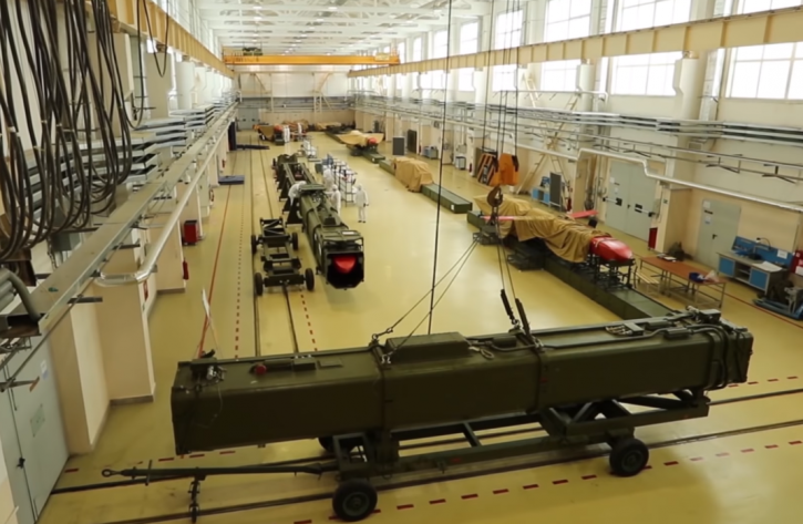 На фото: опытные ракеты «Буревестник» и их пусковые контейнеры, ориентировочно 2018 год.