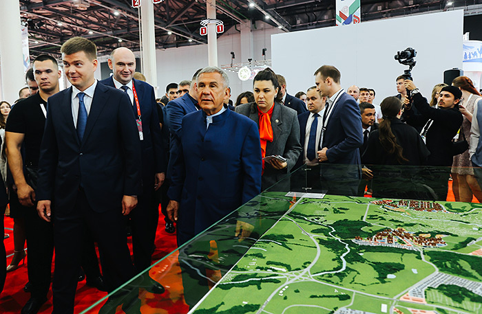    Глава Республики Татарстан Рустам Минниханов (в центре) и замминистра строительства и ЖКХ РФ Юрий Муценек (слева) на форуме «РЕБУС-2025. Цифровизация. Инфраструктура» в Казани. Фото: пресс-служба форума РЕБУС