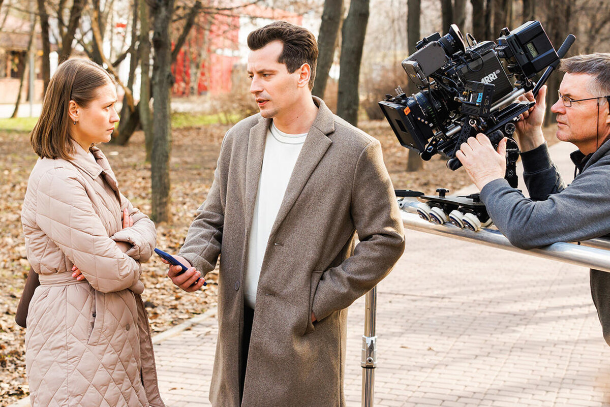    С Андреем Жилиным на съемках сериала «Сестры по любви». 2025 г. Пресс-служба телеканала Dомашний