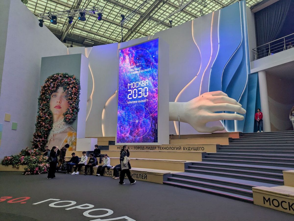 Вход на выставку со стороны Зарядья