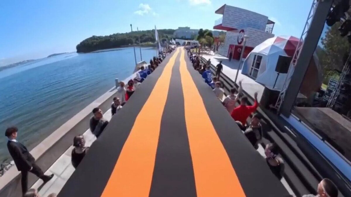 Георгиевскую ленту пронесли по улицам Владивостока / © Photo : Скрин видео Восточного экономического форума