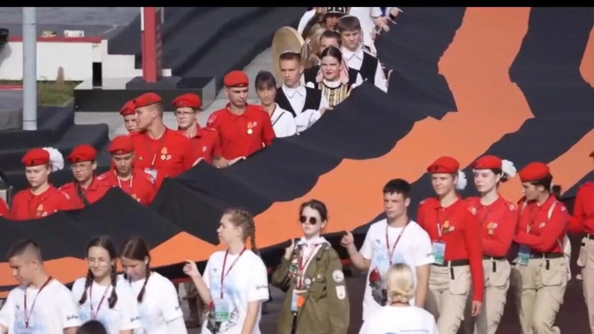 Георгиевскую ленту пронесли по улицам Владивостока / © Photo : Скрин видео Восточного экономического форума
