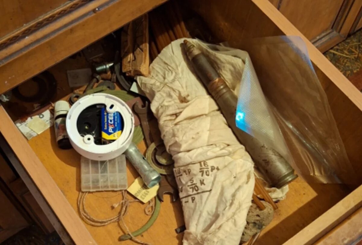    Пенсионер из Хабаровского края хранил дома боевой зенитный снаряд и порох