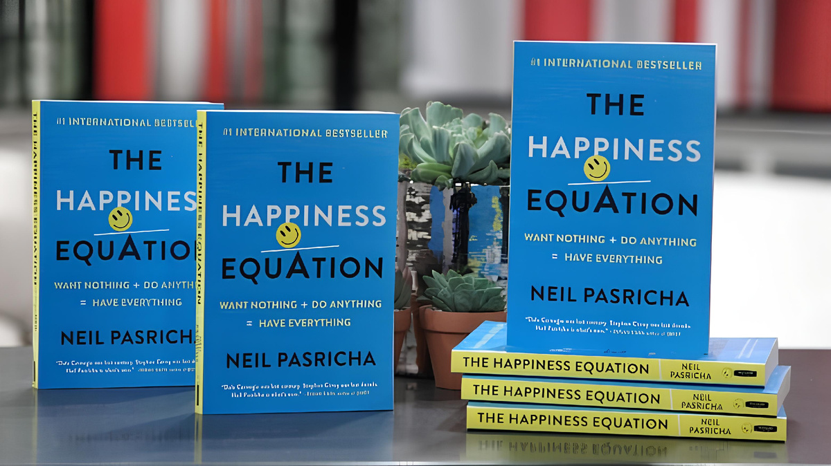 В оригинале книга называется The Happiness Equation: Want Nothing + Do Anything = Have Everything. Это мировой бестселлер 2017 года. Автор делится приёмами, которые помогают сделать жизнь счастливее, и предлагает способы, основанные на научных исследованиях и здравом смысле.