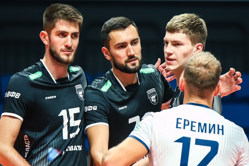    Слева направо: Олег Терентьев, Романас Шкулявичус, Владислав Полочанин / фото (здесь и далее): nova-volley.ru