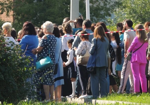    Многие родители остались за забором и сигнальными лентами. Фото: АиФ/ Анастасия Григорьева