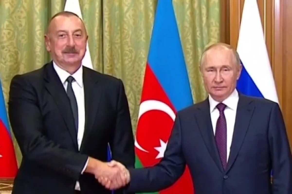    Путин и Алиев поприветствовали друг друга перед парадом в Пекине