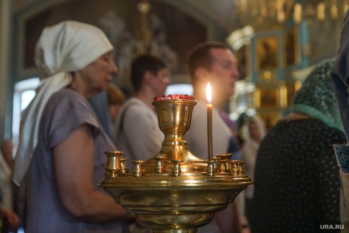 Верующие в своих молитвах обращаются к святому за помощью. Фото: Немышев Вячеслав © URA.RU