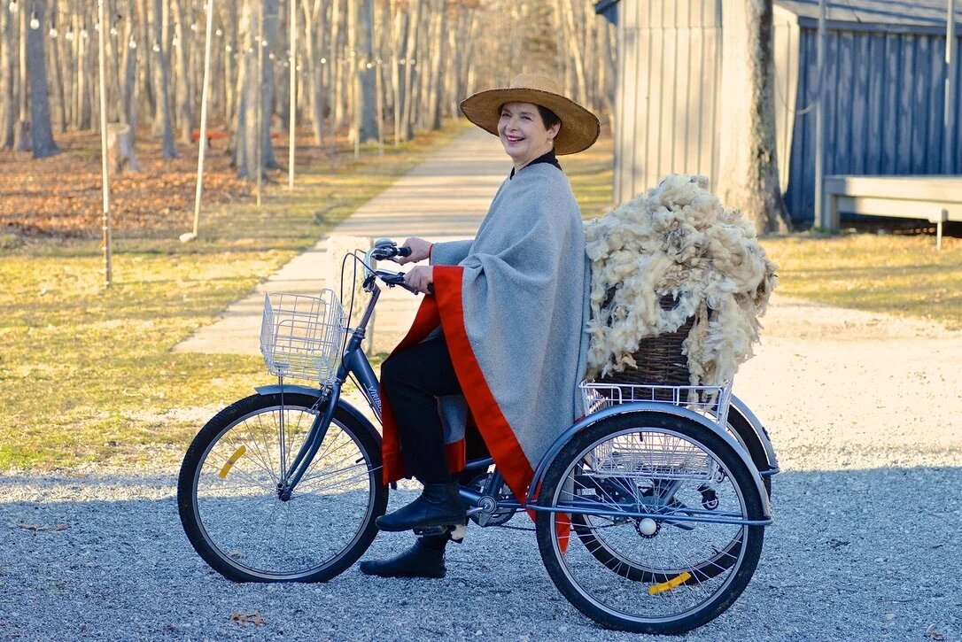 Изабелла Росселлини на ферме в пончо «Фрида Кало» собственного производства.  Красная атласная кайма, украшающая это пончо, взята с винтажной шали Кристиана Лакруа. Источник: mamafarm