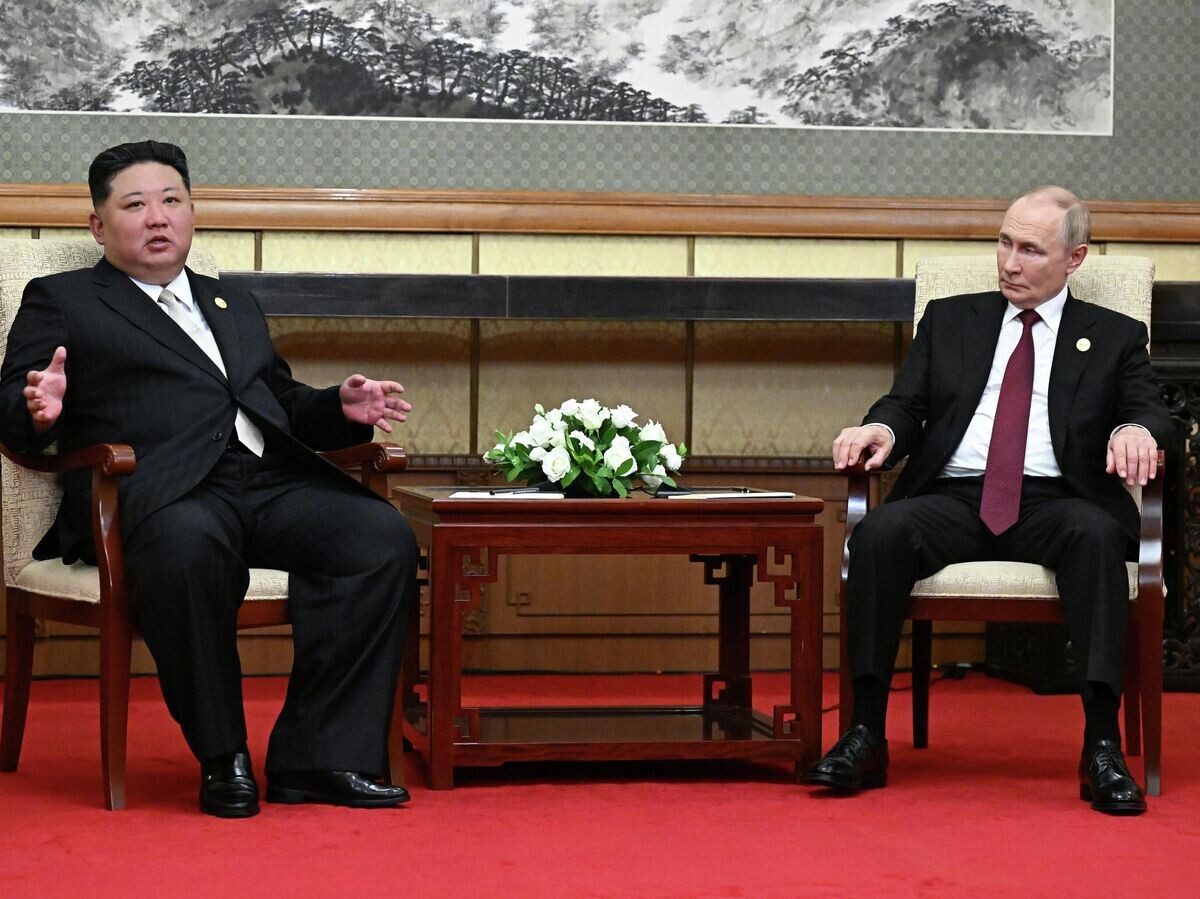    Президент России Владимир Путин и председатель государственных дел КНДР Ким Чен Ын во время встречи в Пекине© РИА Новости / Сергей Бобылев