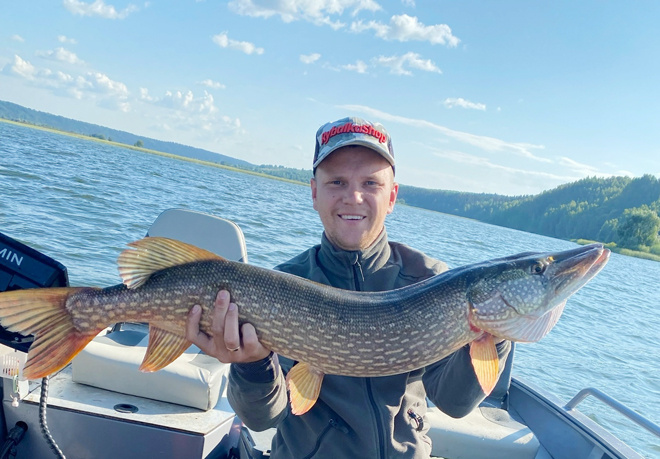 
Александр Сотников со щукой…