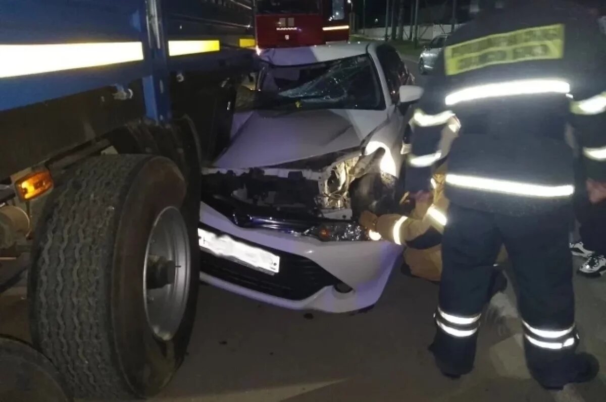    На Сахалине в Аниве иномарка въехала в стоящий на дороге грузовик