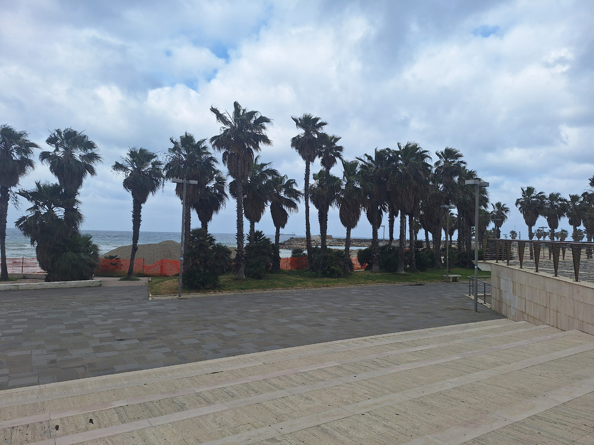 К пляжу не подойти.