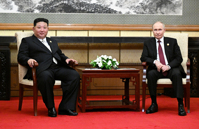    Президент РФ Владимир Путин и лидер КНДР Ким Чен Ын (справа налево).Сергей Бобылев/POOL/ТАСС