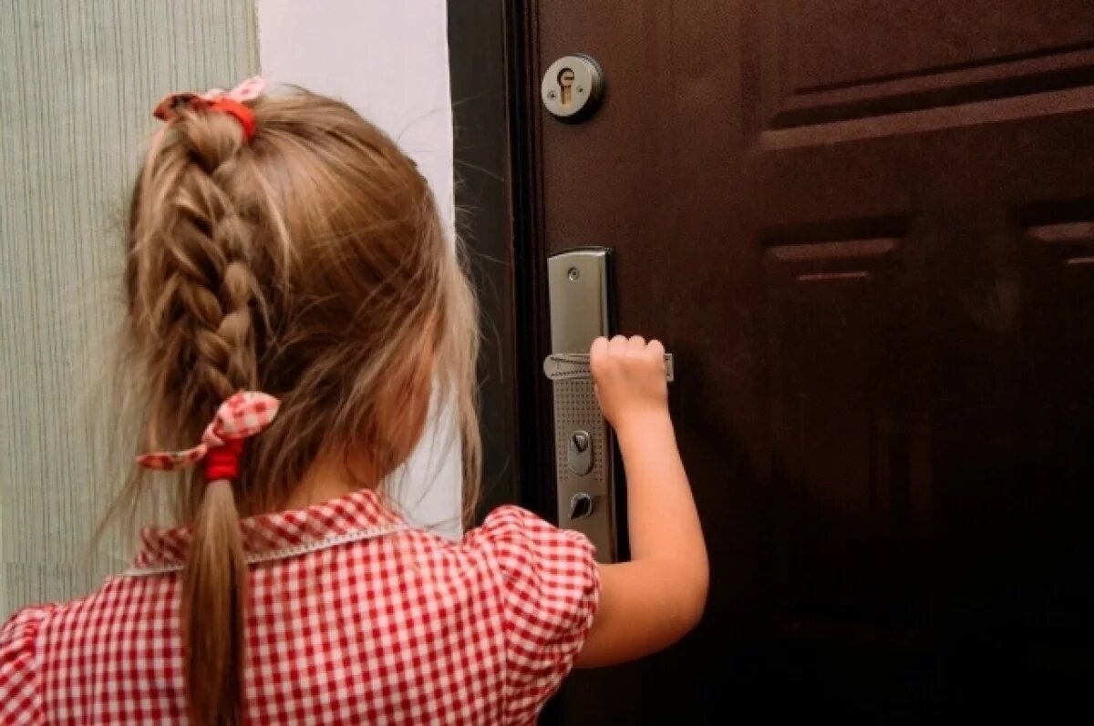    Спасатели Уфы в один день вызволяли детей из двух запертых квартир