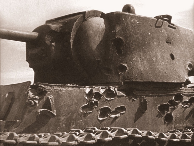 Танк КВ-1 производства ЧКЗ выпуска весны - лета 1942 года с литой башней с следами попаданий вражеских снарядов калибром от 75 мм