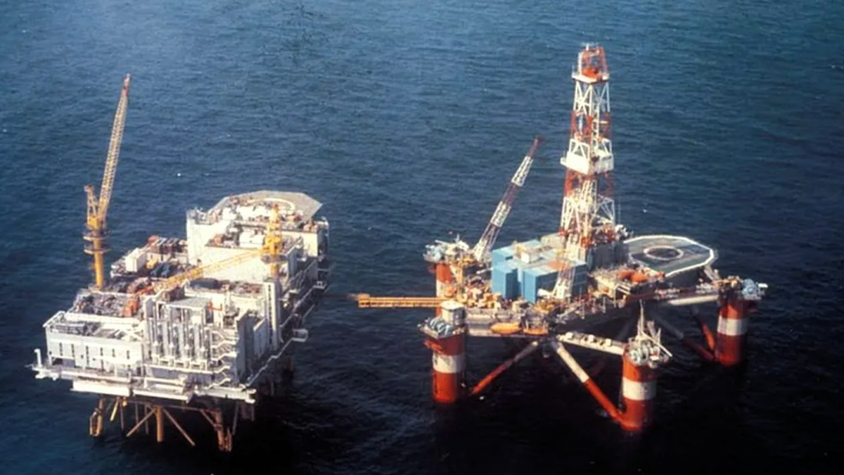 Справа платформа «Alexander L. Kielland», слева «Edda 2/7C»