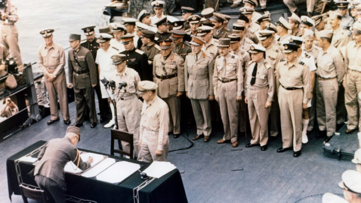 2 сентября 1945 года на борту американского линкора «Миссури», прибывшего в воды Токийского залива, был подписан «Акт о безоговорочной капитуляции Японии»