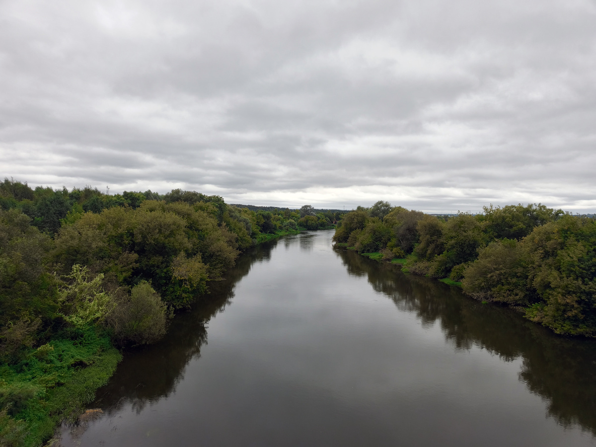 Я просто не мог не остановиться и не пройти к этому месту. Узнаете Москва-реку?