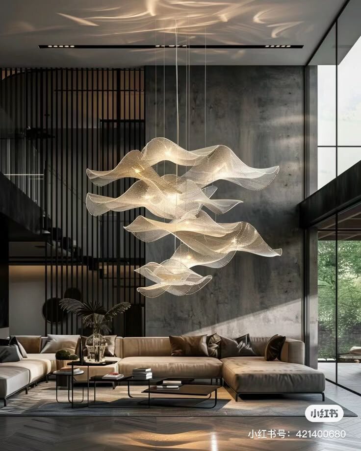 Освещение — это ключевой элемент дизайна интерьера, который влияет на атмосферу, функциональность и восприятие пространства. Вот несколько профессиональных советов по освещению квартиры:  

1. Используйте многослойное освещение  
Комбинируйте разные типы света для гармоничного эффекта:  
- Общее (верхнее) освещение – люстры, потолочные светильники.  
- Локальное (рабочее) освещение – бра, настольные лампы, подвесные светильники над кухонным островом или столом.  
- Декоративное освещение – подсветка ниш, LED-ленты, торшеры, свечи.  
- Акцентное освещение – споты для картин, зеркал или текстуры стен.  

2. Учитывайте цветовую температуру  
- Тёплый свет (2700–3000K) – для спальни, гостиной, зон отдыха (уютная атмосфера).  
- Нейтральный свет (3000–4000K) – для кухни, ванной, рабочего кабинета (бодрящий, но не резкий).  
- Холодный свет (4000–5000K) – для подсобных помещений, гардеробных (максимальная яркость).  

3. Зонируйте пространство светом  
- В студии или открытой планировке используйте подвесные светильники или торшеры, чтобы визуально разделить кухню и гостиную.  
- В спальне сделайте мягкую подсветку у изголовья (бра или скрытая LED-лента).  
- В ванной обязательно зеркало с хорошей подсветкой (по бокам или сверху, чтобы не было теней на лице).  

 4. Играйте с высотой и направлением света  
- Низкие подвесы над обеденным столом создают камерную атмосферу.  
- Направленные споты подчеркивают текстуры (кирпич, дерево, фактурные обои).  
- Торшеры и напольные светильники добавляют уюта и могут менять восприятие высоты потолка.  

 5. Управляйте светом с умом  
- Диммеры (регуляторы яркости) помогут менять настроение в комнате.  
- Датчики движения удобны для коридоров и санузлов.  
- Умные лампы (с регулировкой через смартфон) позволяют менять цвет и температуру.  

 6. Избегайте ошибок  
- ❌ Одна люстра в центре комнаты — это скучно и неудобно.  
- ❌ Слишком холодный свет в спальне мешает расслаблению.  
- ❌ Недостаток света в рабочих зонах (кухня, кабинет) 