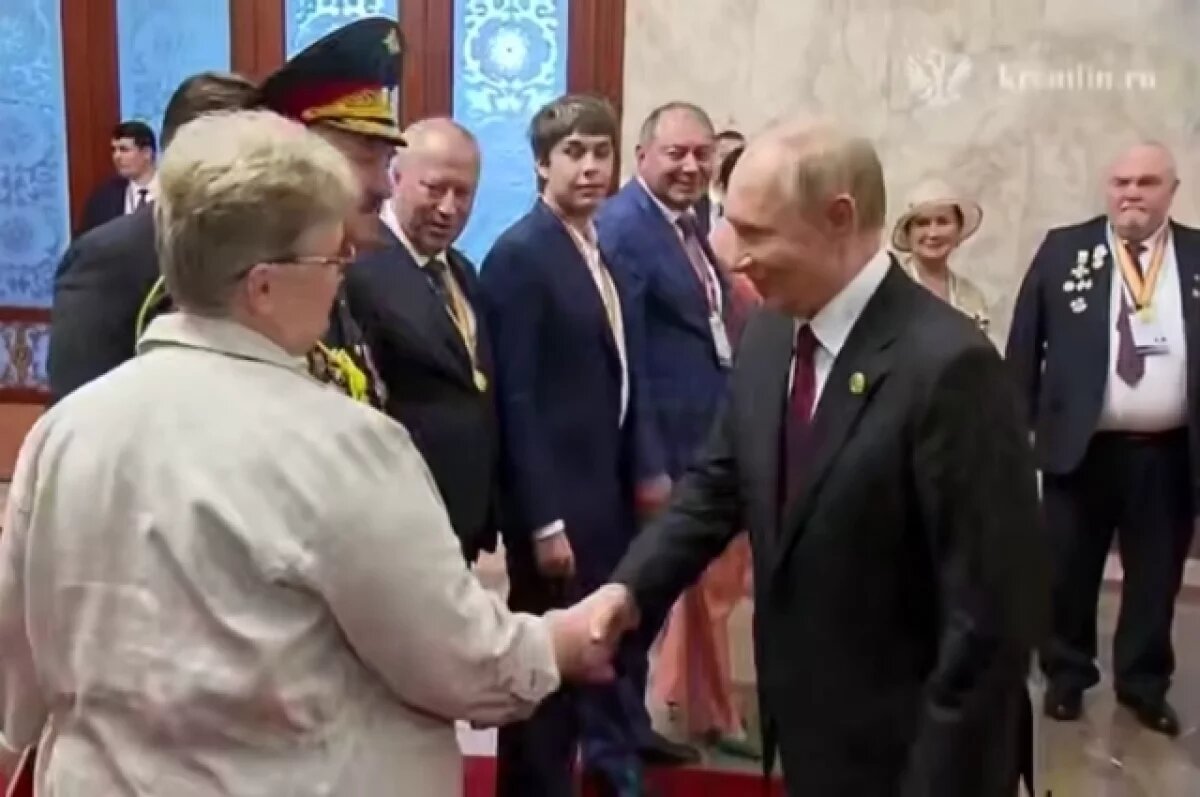    Путин в Пекине пообщался с родственниками ветеранов Красной Армии
