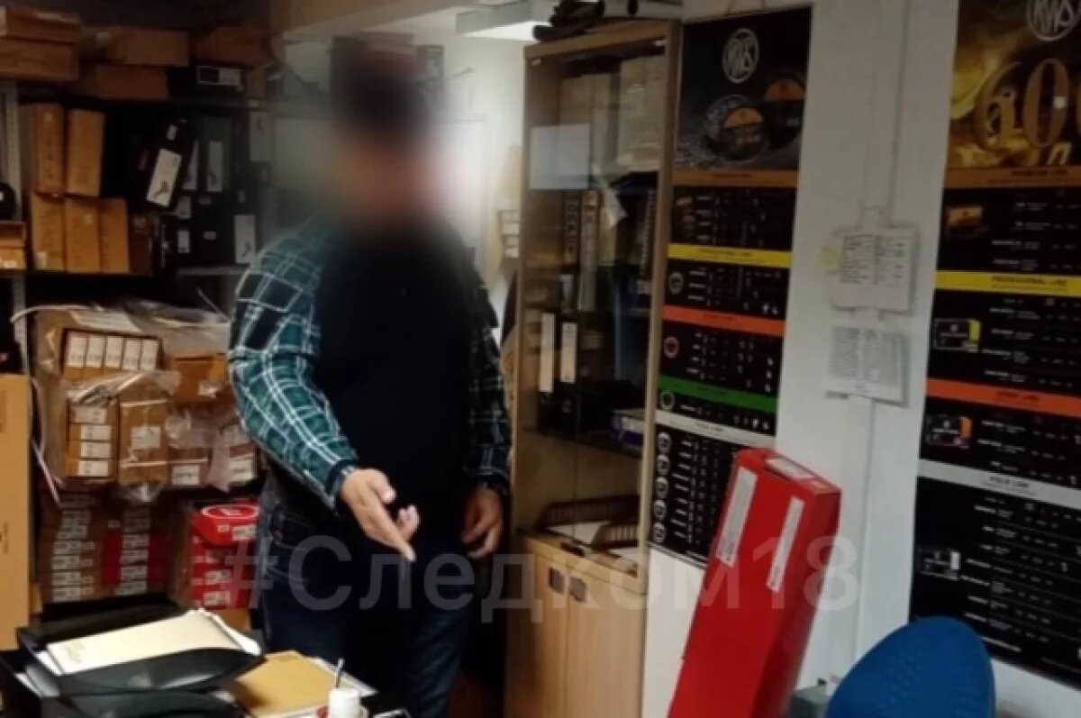    Продавца в магазине оружия в Ижевске заподозрили в краже 1, 4 млн рублей