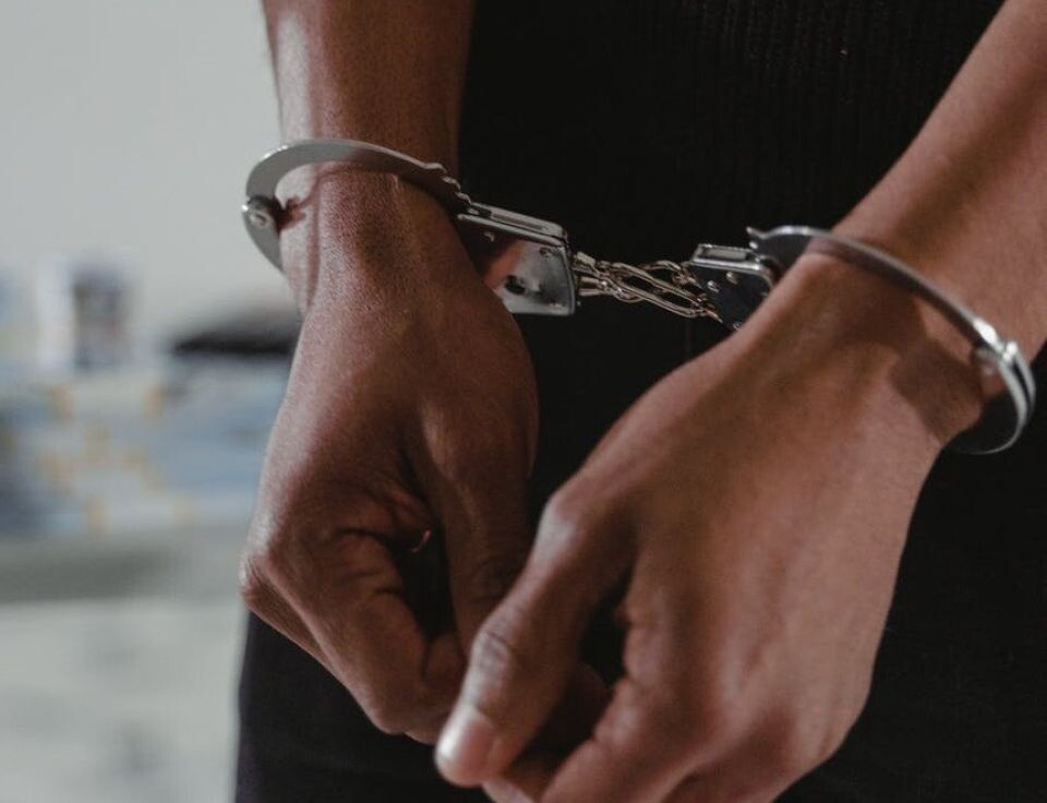    Задержанный. Арест. Наручники. Источник: pexels.com