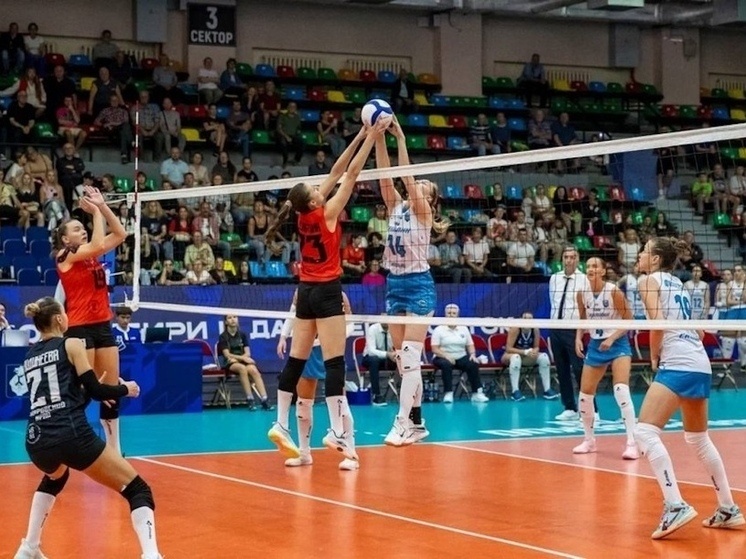     В Хабаровске стартовал Кубок Сибири и Дальнего Востока по волейболу среди женских команд. ФОТО: ВК "Амурские Тигрицы"