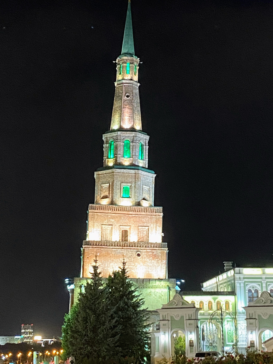 Этоне фото кривое. Она падающая.