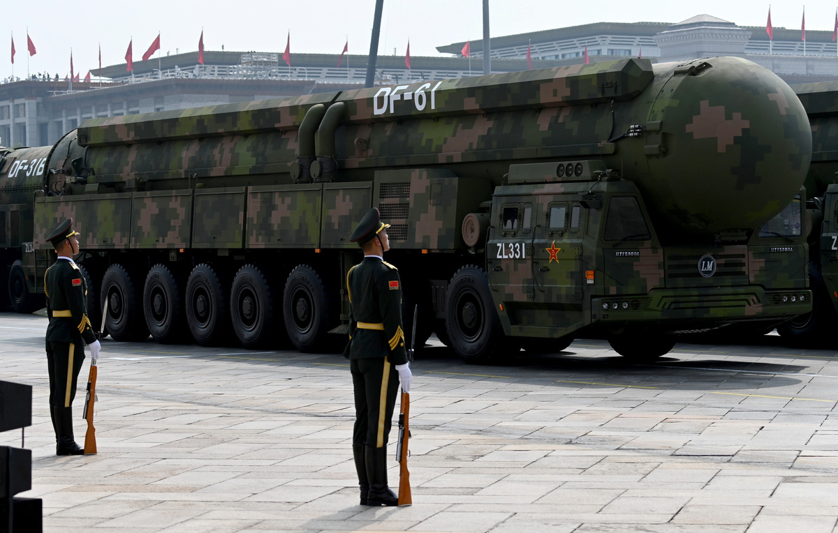    Межконтинентальная ракета наземного базирования "Дунфэн-61"  Johannes Neudecker/picture alliance via Getty Images