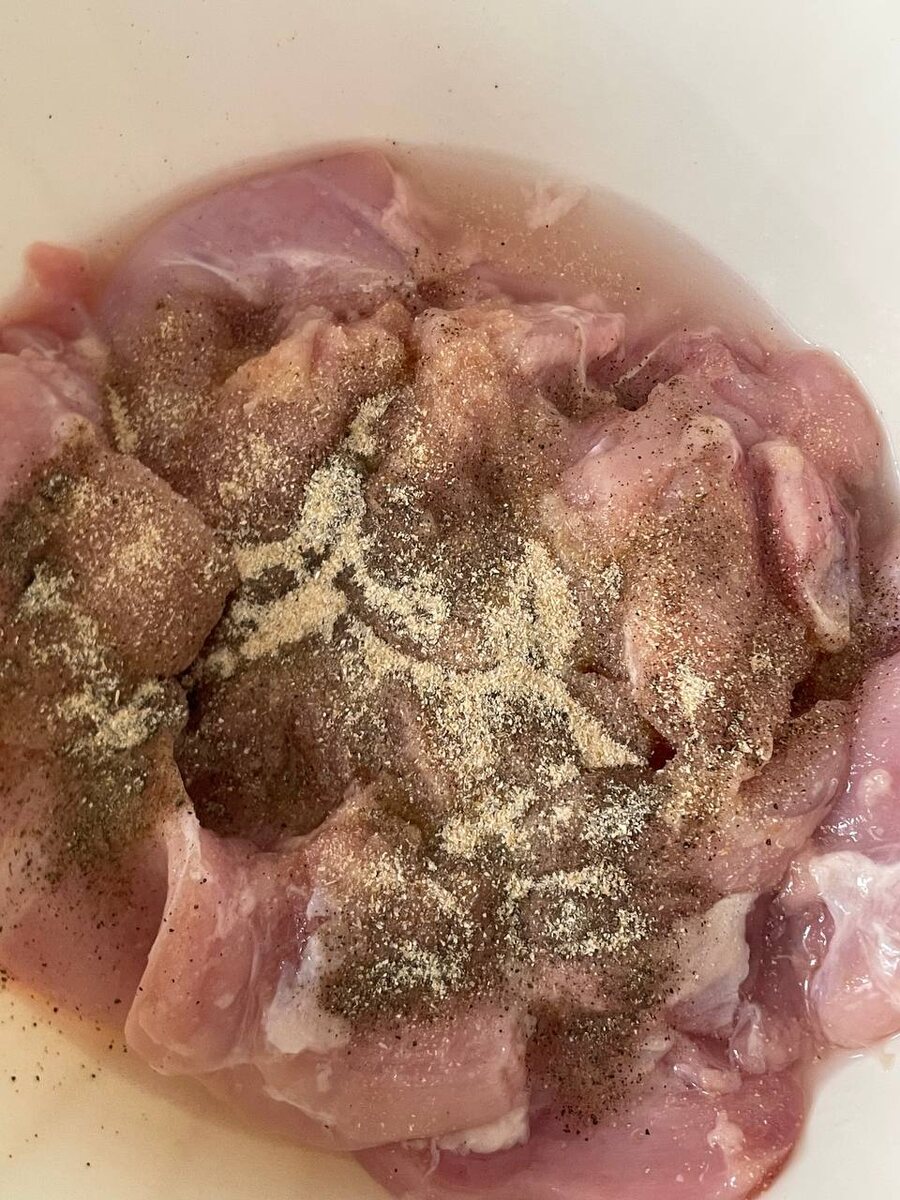 «Голени без кости — удобные и быстро готовятся. Посолила, поперчила, добавила чеснок и оставила на 10 минут.»