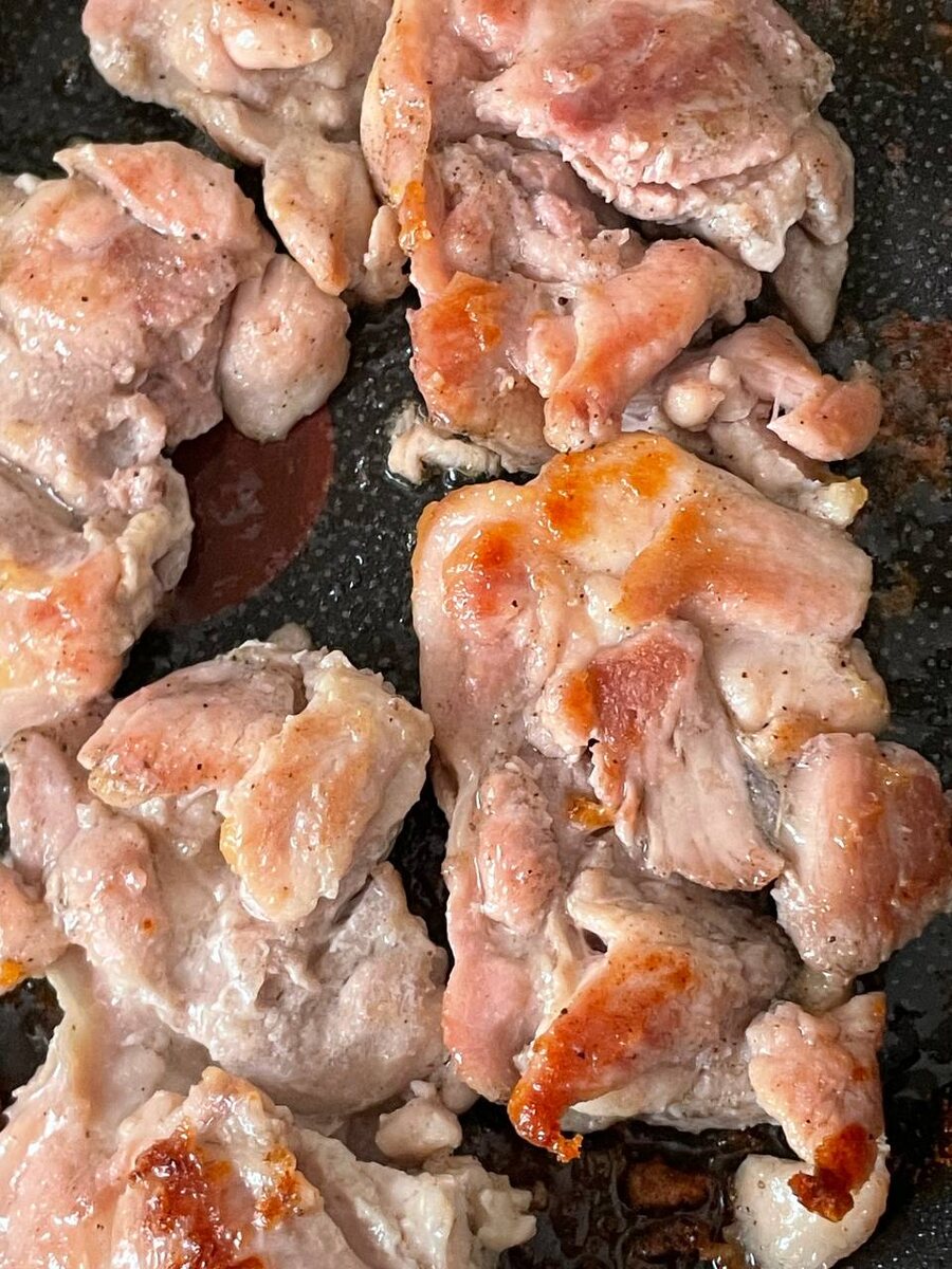 "Обжарила курицу до румяной корочки."