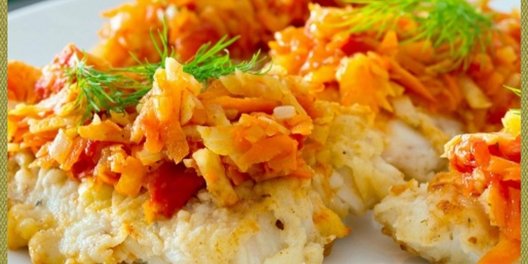 Быстрый и вкусный рецепт минтая, запеченного под луково-морковной шубкой - лучшее блюдо для пп-ужина для похудения