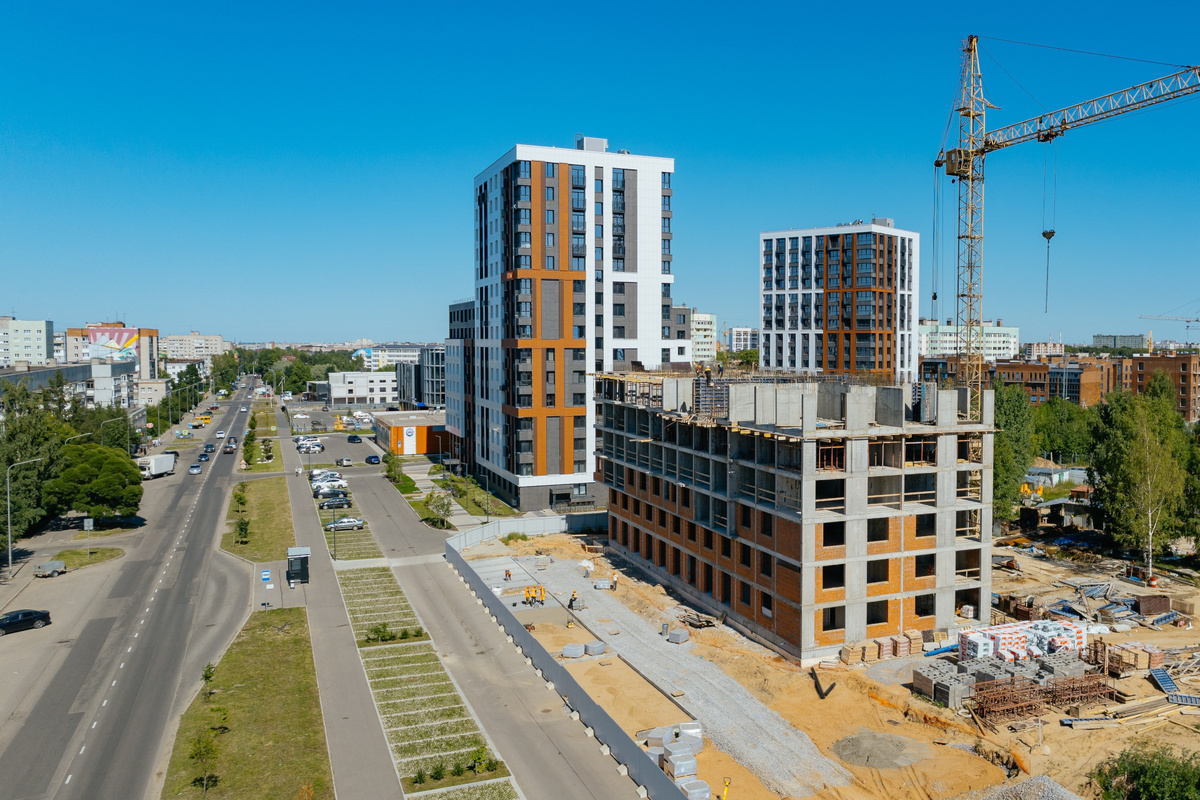 На фото: ЖК Maxi Life на Возрождения, 35 (г. Вологда). Пример безопасной реализации автобусной остановки, прилегающей к территории ЖК.