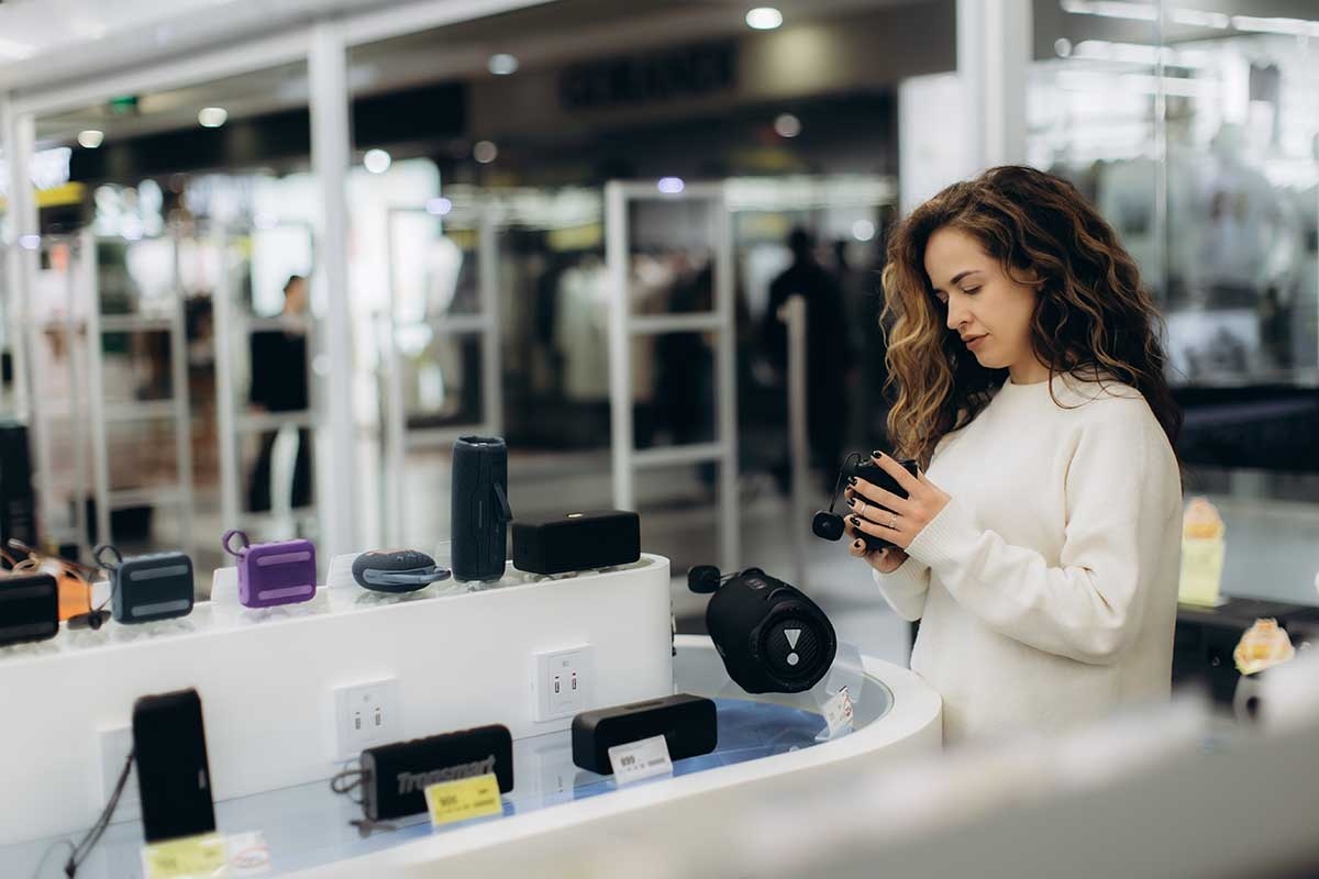    Рассрочку по Халве можно оформить не только онлайн, но и в магазине. Источник: Roman Fenton / Shutterstock / FOTODOM