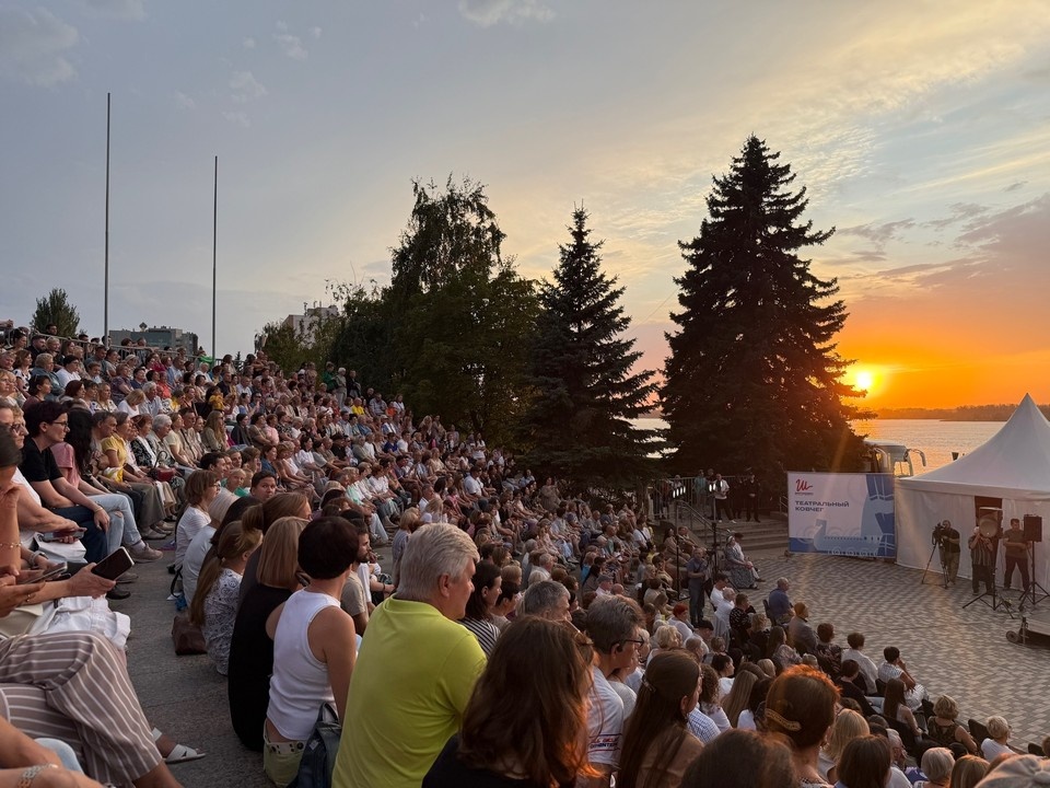    В амфитеатре собралось много людей, не всем хватило места. Ирина СИНЕГУБОВА