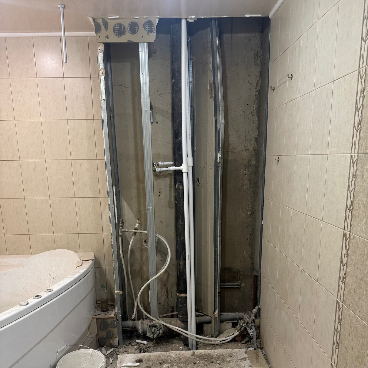 Короб с новыми стояками — начало кафельной катастрофы в ванной комнате