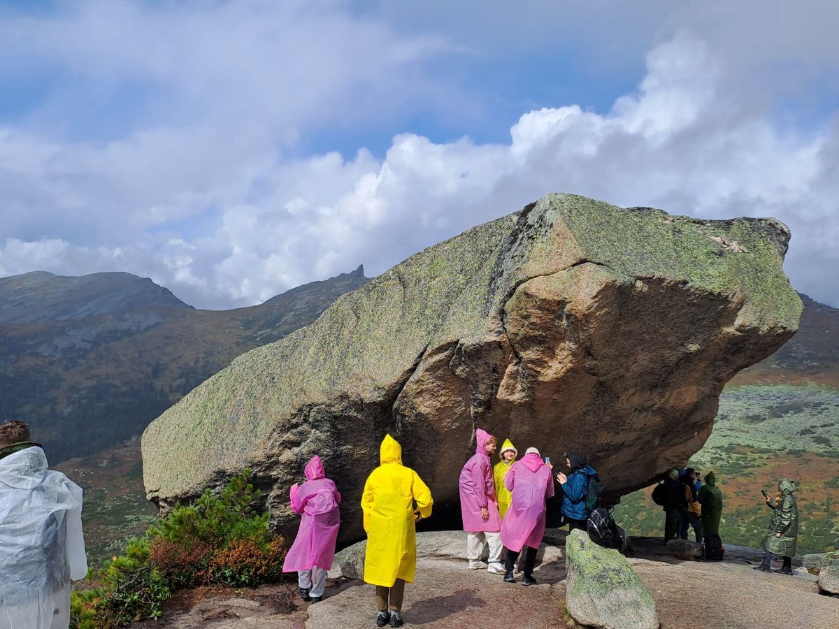    Фото: sibnovosti.ru. Висячий камень