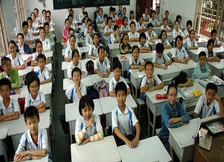 В этом классе - 81 ученик! Вот это посещаемость! И никто, видимо, не болеет! /из доступного фонда Яндекс.Картинки/