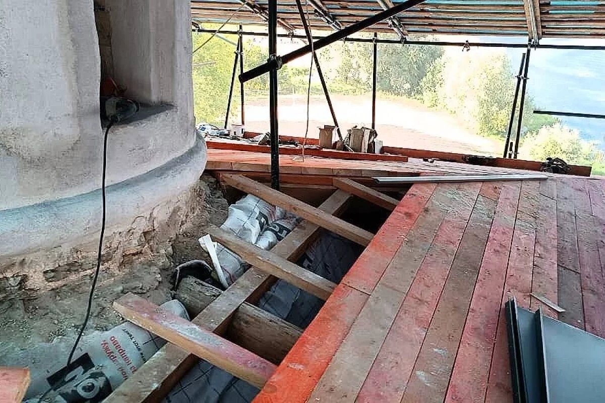    Монтаж кровли завершается в Стефановской церкви Мирожского монастыря Пскова