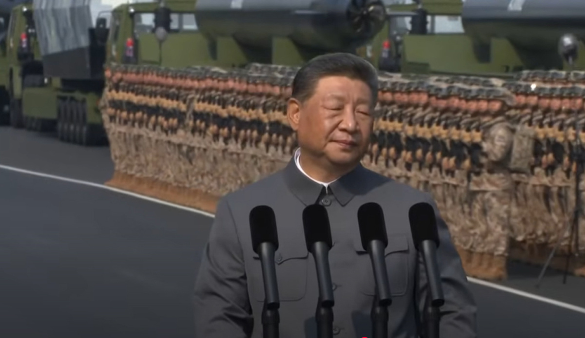 Си Цзиньпин на параде в Пекине 