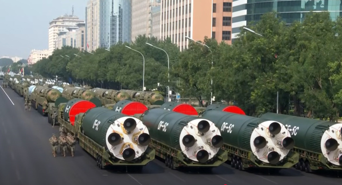 Китайские ракеты DF-5C с разделяющимися головными частями