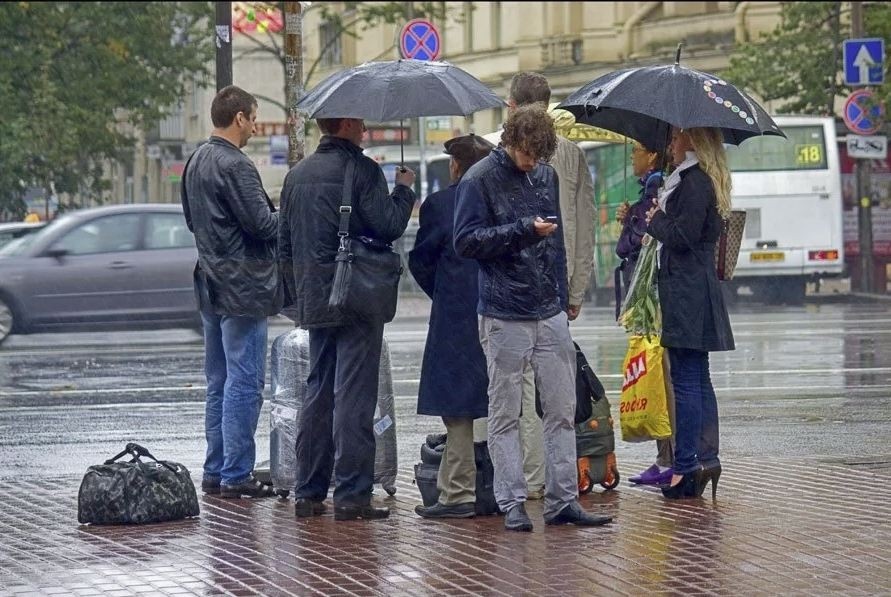 Произвольное фото из сети взяла для примера. Тут трое мужчин без зонтика. Ничего не мешает вам молча встать рядом и «поделиться зонтиком». Ни к чему не обязывает. Но... У нас же шаблонное мышление... Лучше будут ждать «у моря погоды»...