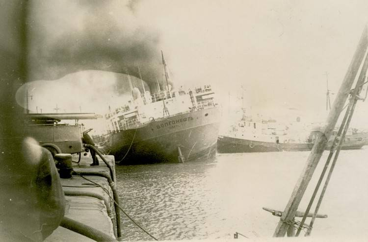 Пожар на танкере Волгонефть (фото: 23.mchs.gov.ru)